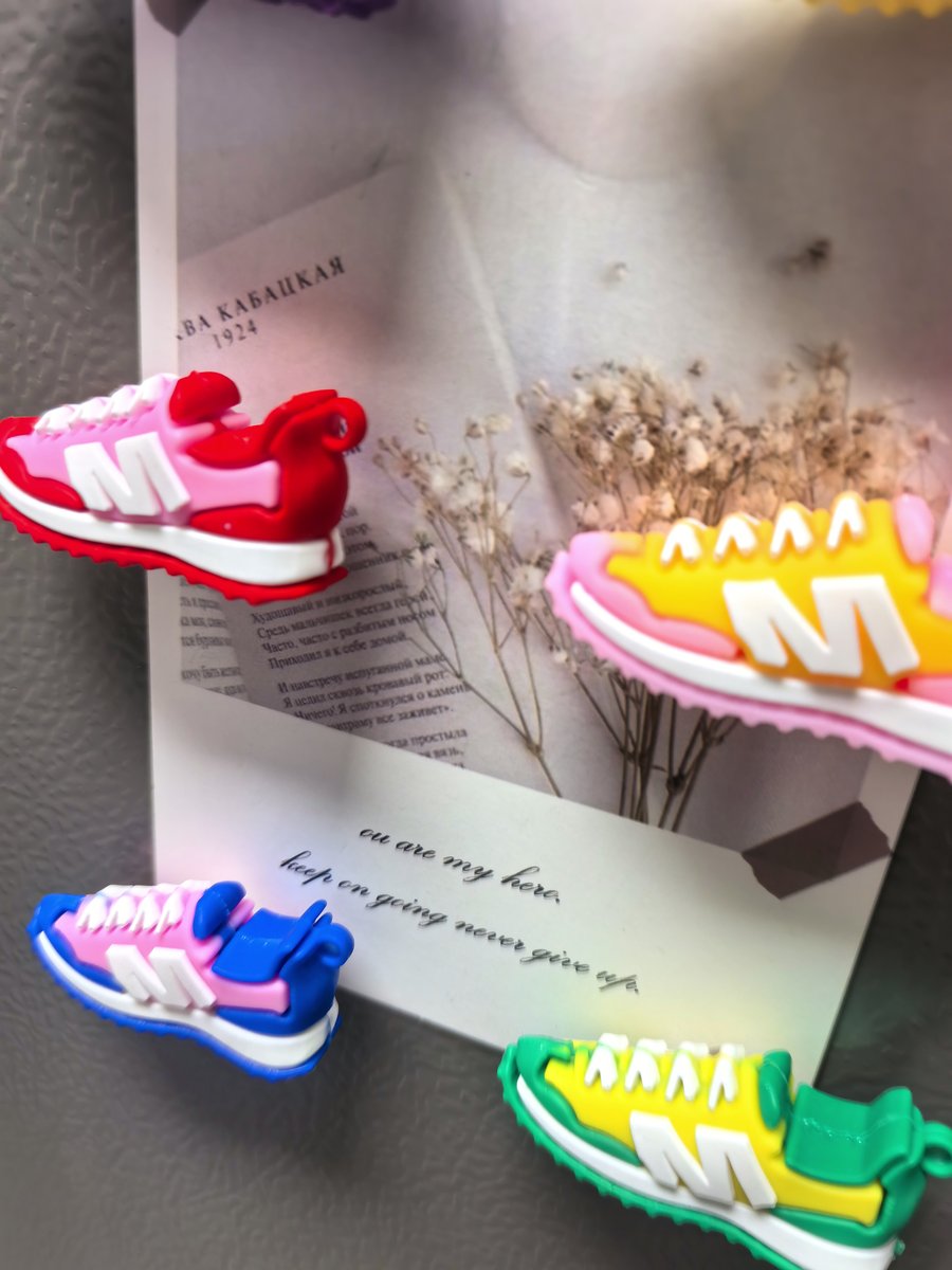 Resin sneaker-shaped fridge magnets, collectible shoe set